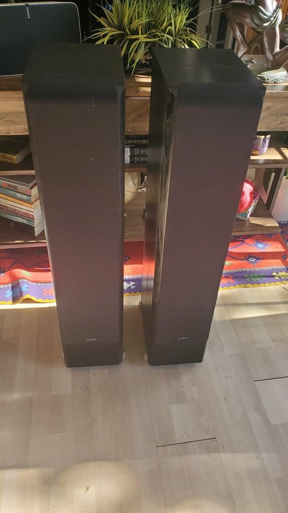 Primus P363 floor-standing speakers