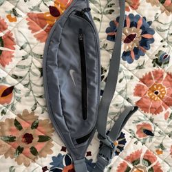 like new nike runners fannypack