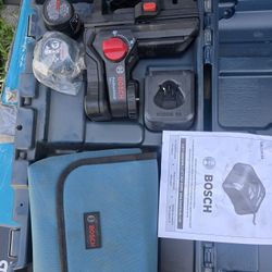 BOSCH GLL3-330C 200 Ft 12V Max Connected 360 Degree Three-Plane Leveling and Alignment-Line Laser, Includes 2.0 Ah 12V Max Lithium-Ion Battery & Charg