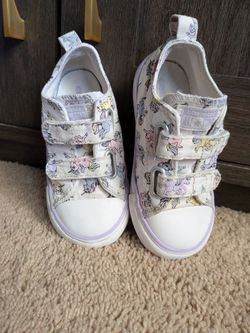 Toddler Converse Shoes - Size: 8