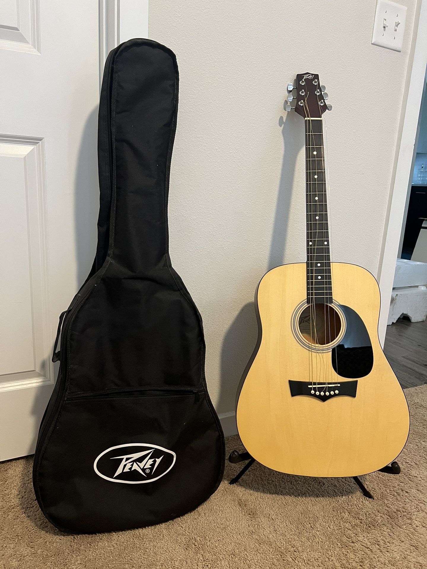 Peavey acoustic guitar good condition, natural wood, six-string acoustic With Case and tripod