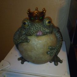 Puffy King Frog Statue