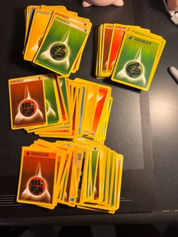 About 450 Pokemon Energy cards some vintage HP-LP Condition