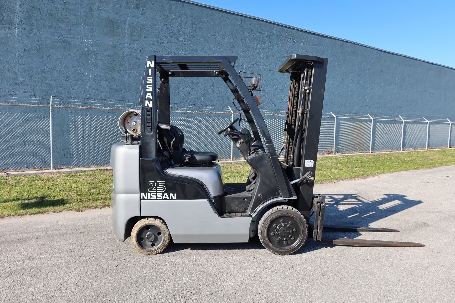 Nissan 25 Forklift 2006 Capacity 5,000 Lbs. 3 Stage Side Shift