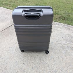 Traveler’s Choice Hard Shell Spinner Suitcase – Like New