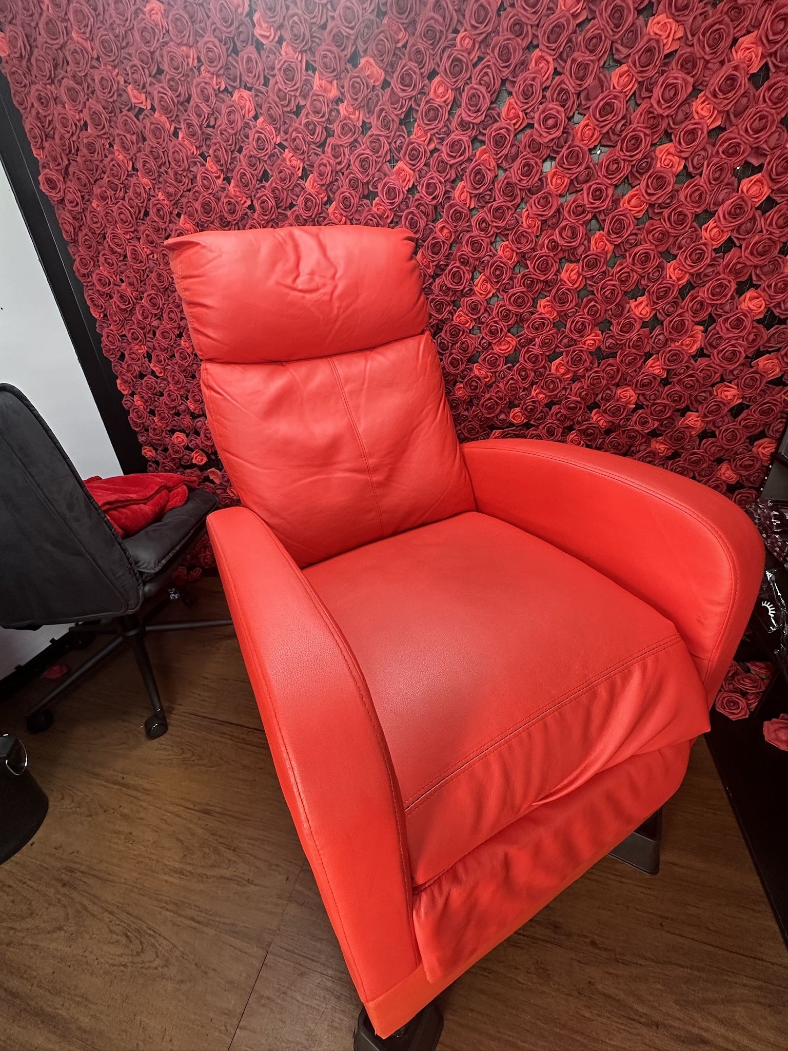 Lashing Red recliner with customized build on riser | Sillón rojo para lashistas con plataforma