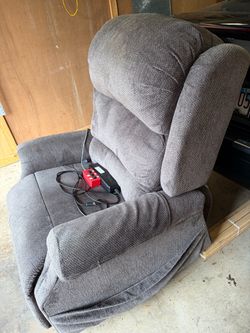 Recliner power adjustable