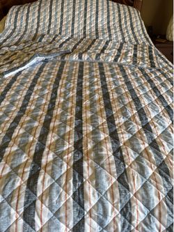 King size Bedspread and 2 shams NEW  Located in Fountain Hills