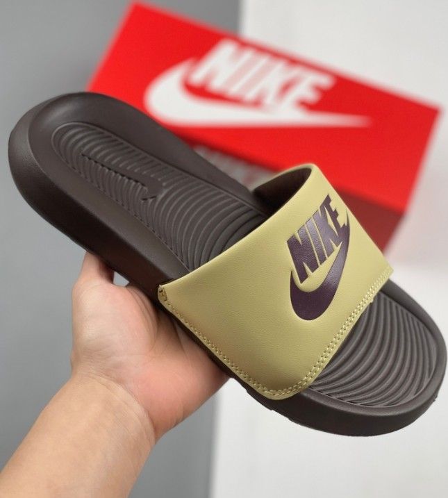 Summer trendy beach slippers