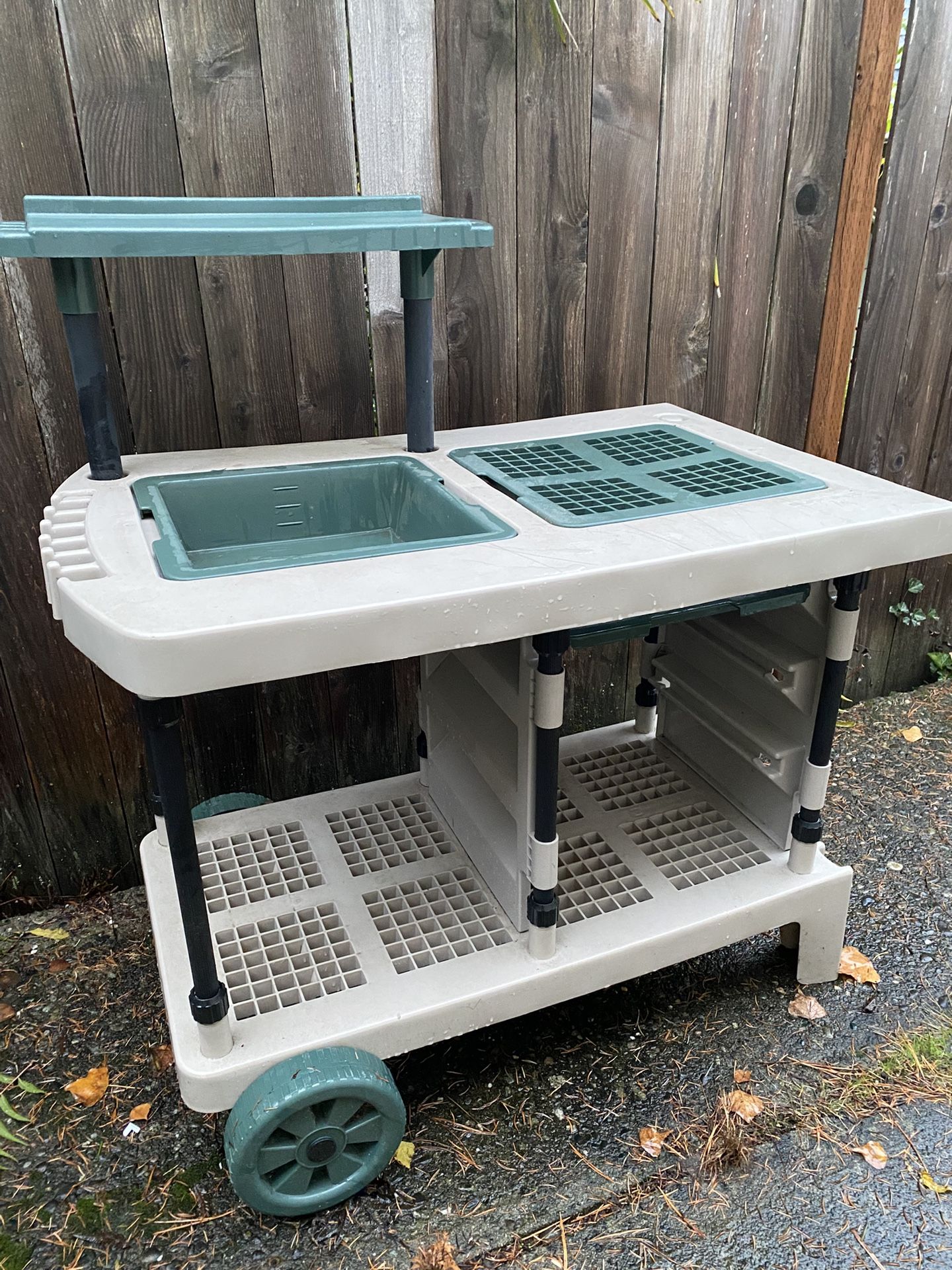 Suncast Potting Bench