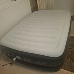 Selling a ChillSun inflatable air mattress in great condition. Very comfortable and perfect for guests, travel, or camping.
​Brand: ChillSun
​Dimensio