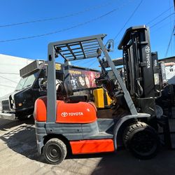 TOYOTA forklift 5,000 Lb LIKE NEW
