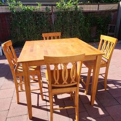 Solidwood Dining Table With 4 Chairs. 