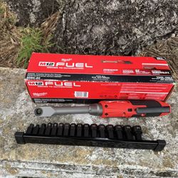Milwaukee M12 FUEL INSIDER 12V Lithium-Ion Brushless Cordless 1/4 in. - 3/8 in. Extended Reach Box Ratchet (Tool-Only)