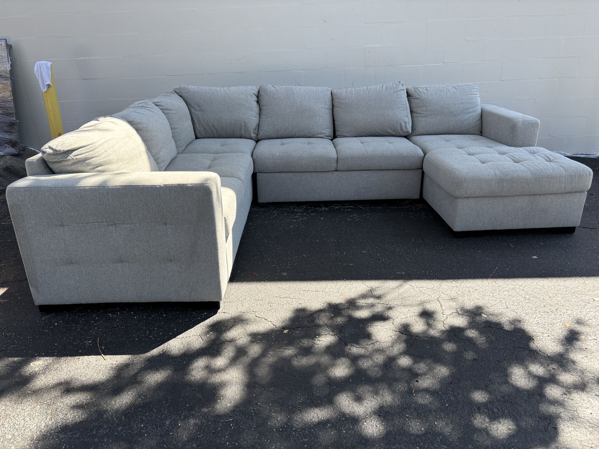 Modern Gray Sectional with Pull-Out Sofa Bed – Excellent Condition