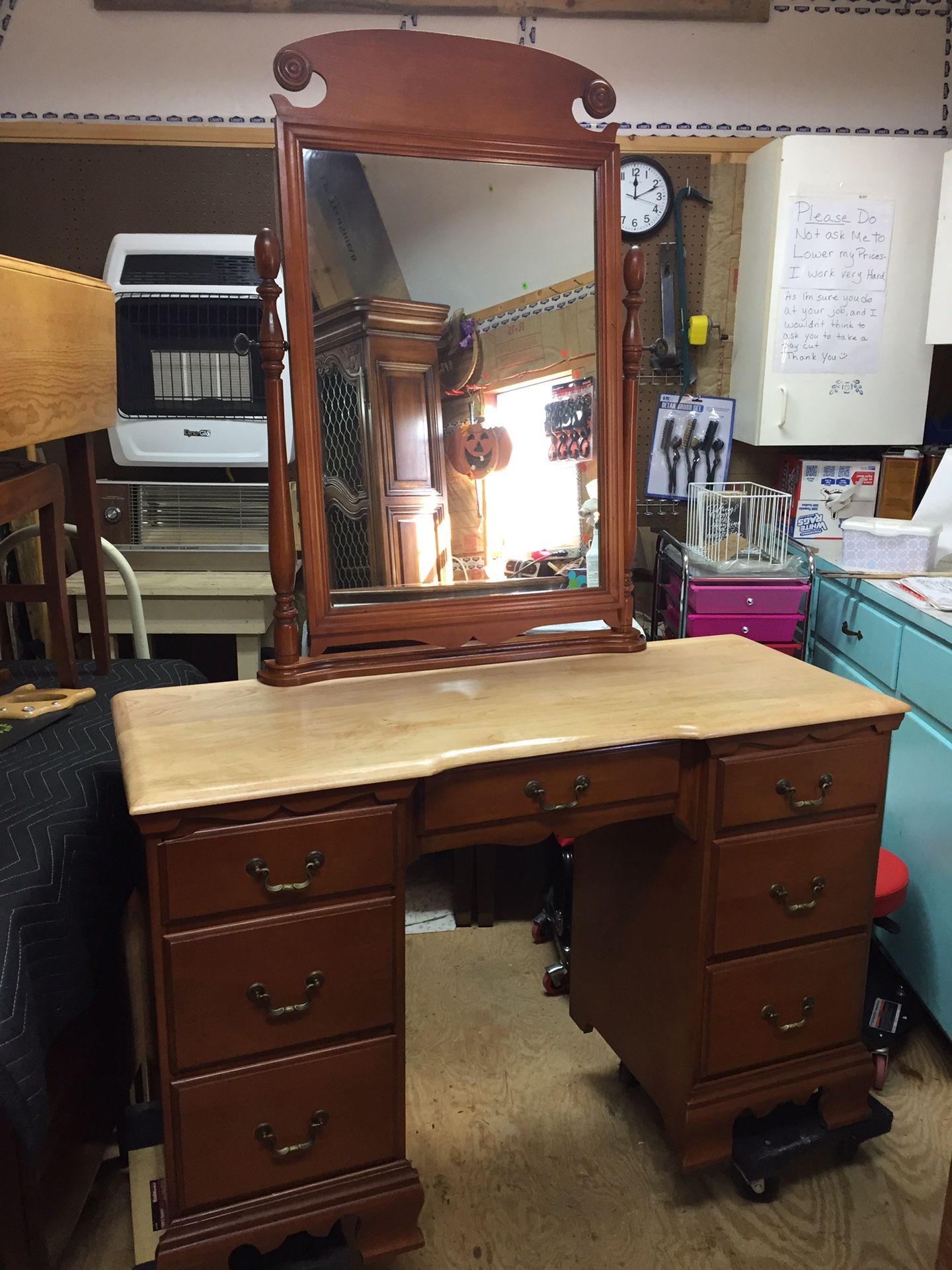 Beautiful Dovetail Maple Vanity/Dresser,30”tall46”long18”deep,very good condition