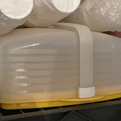 Tupperware Cake and cupcake take her carrier  with handle sunflower yellow and clear