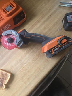RIGID Sub Compact cutting tool w 18v lithium battery