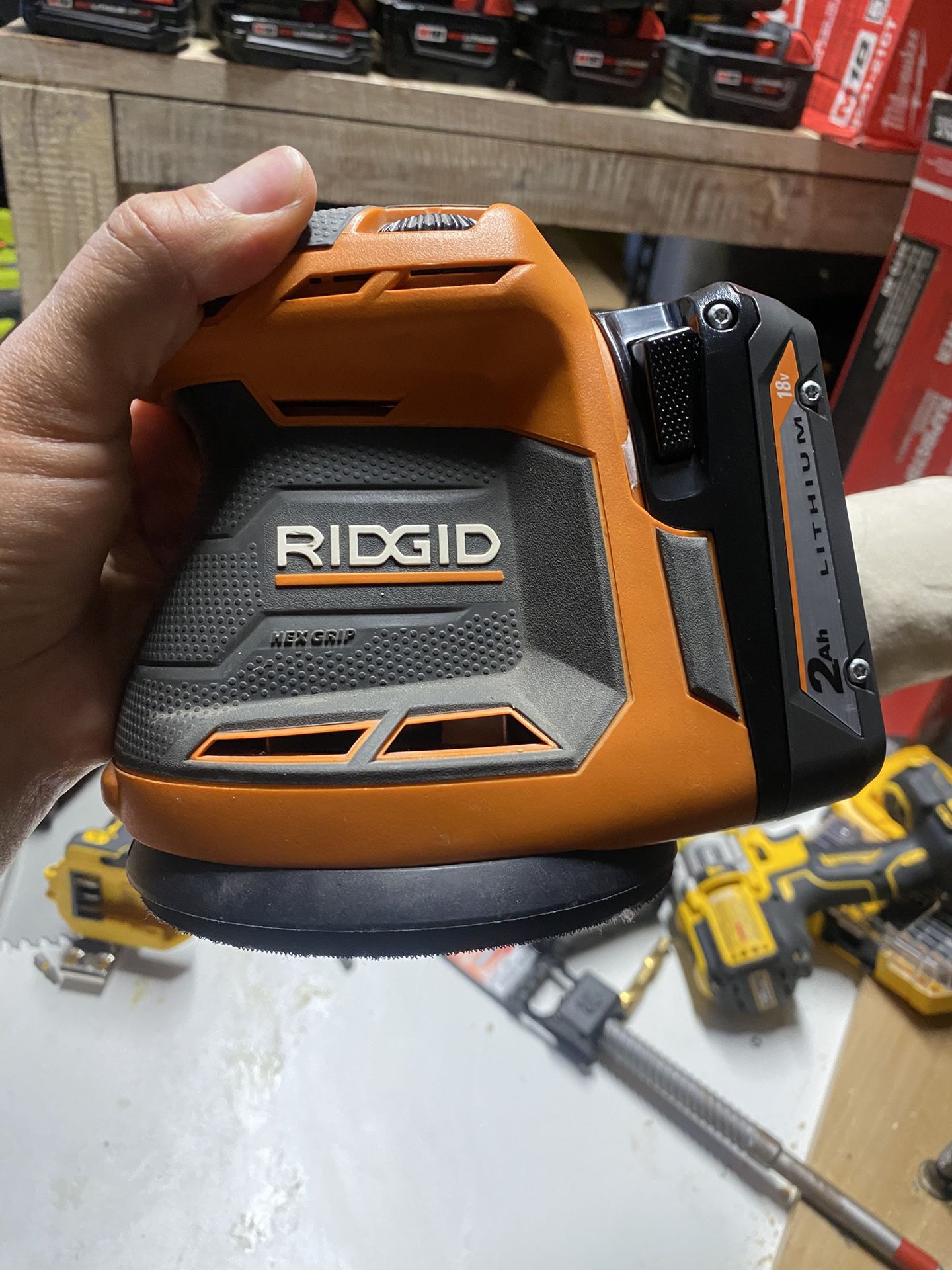 Ridgid 5” Cordless Orbital Sander With 2 Amp Battery