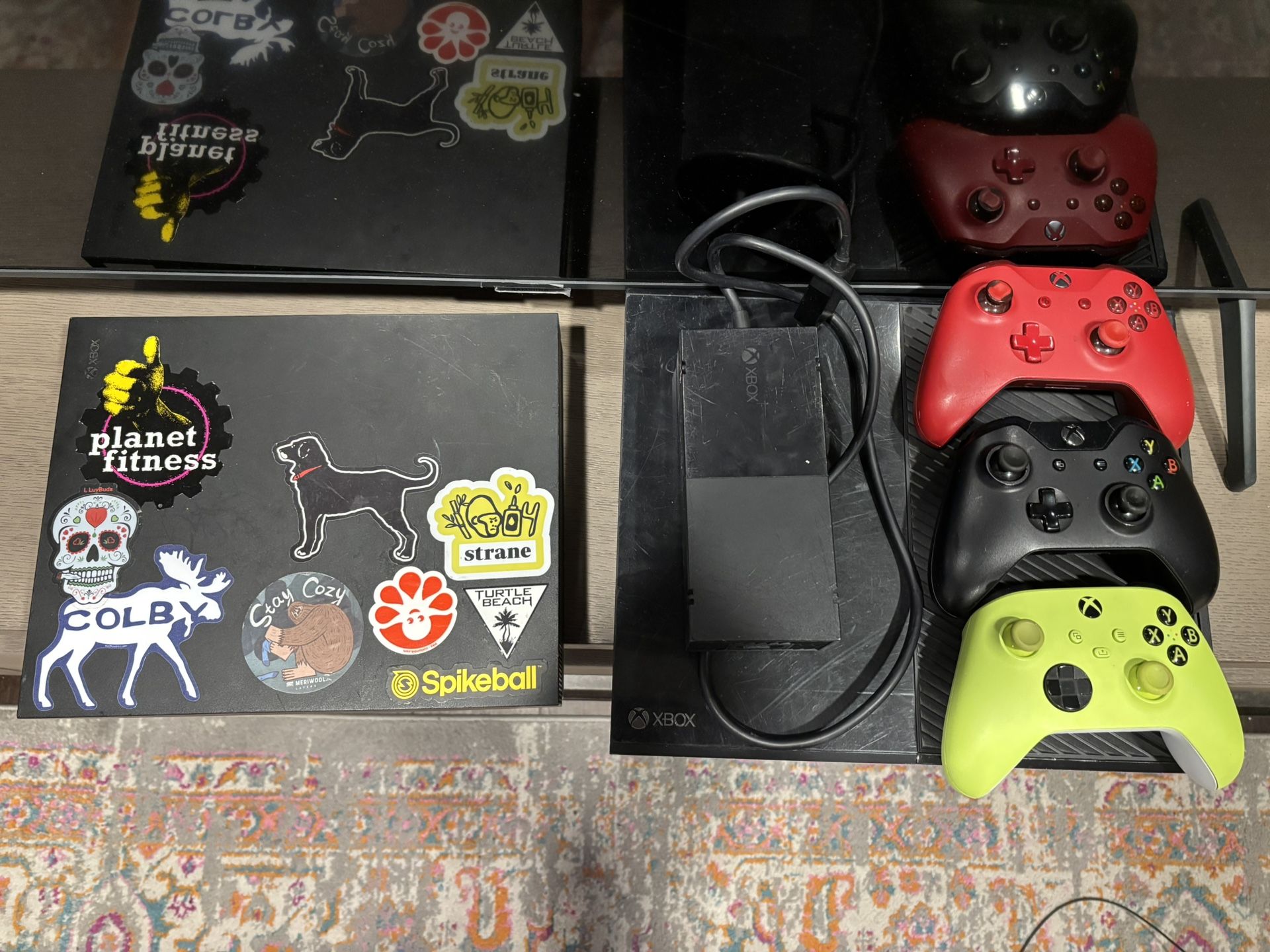 Used Xbox One X and Xbox One w Controllers