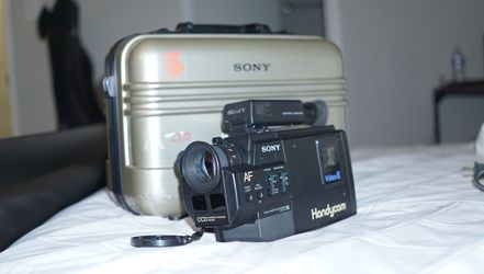 Sony CCD-V3 Handycam Video8 Camcorder Bundle