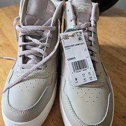 Sneakers  Reebok color  Cream Size 9