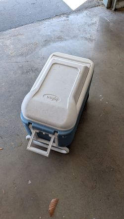 Igloo 40qt Rolling Cooler with Handle