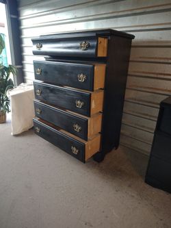 🟣 solid wood big and tall dresser in good working condition 🟡