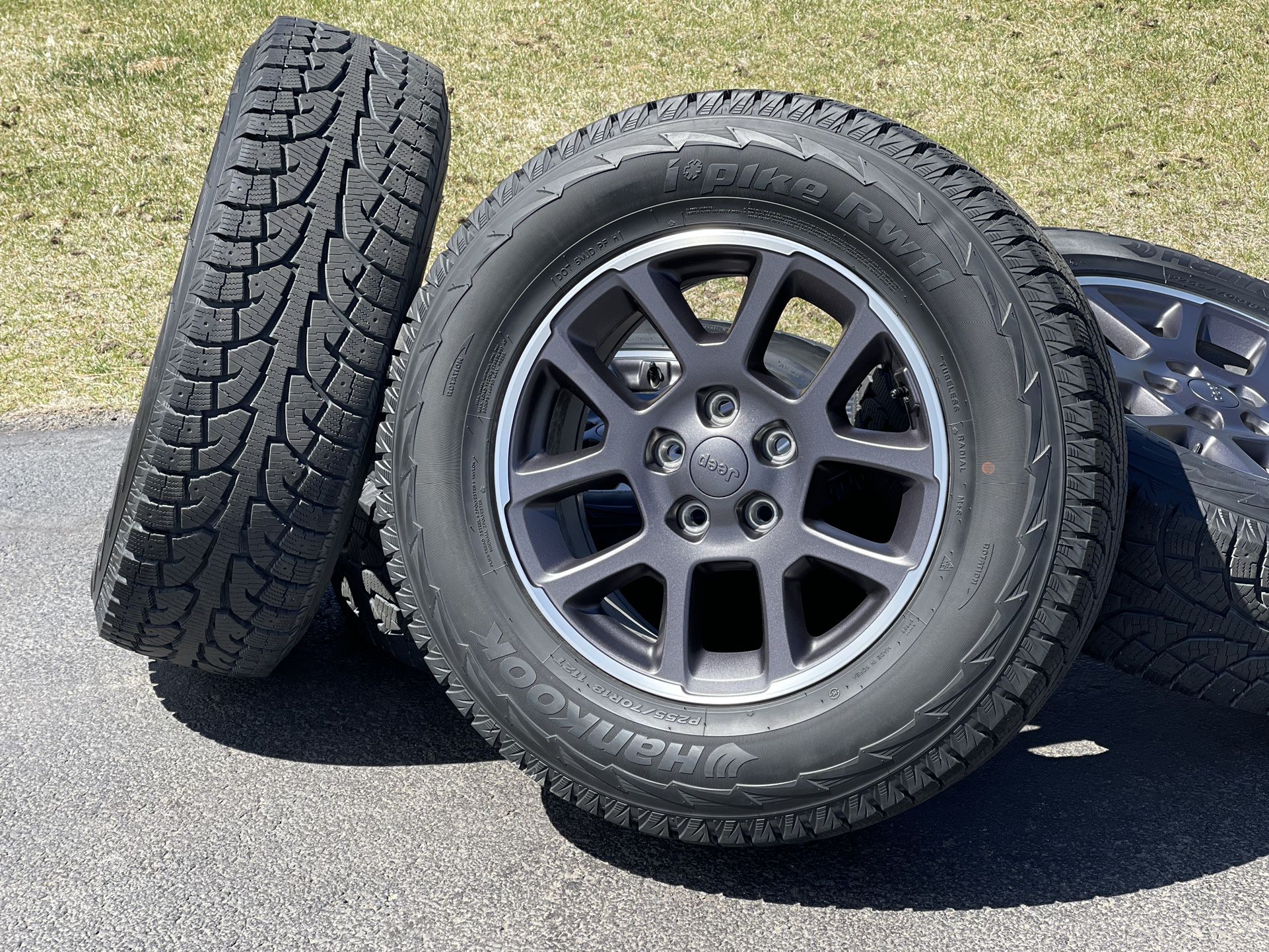 Like New 18" Jeep Wrangler Wheels Rubicon Set-of-4 OEM rims All Season 255/70R18 tires Gladiator 4xe Grand Cherokee