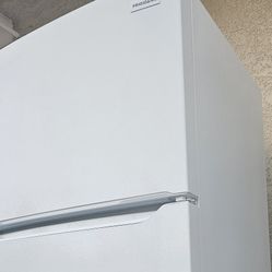 2022 Frigidare Refrigerator Working Perfectly Fine Very Clean Super Capacity I Can Deliver To You 90 Days Warranty  
