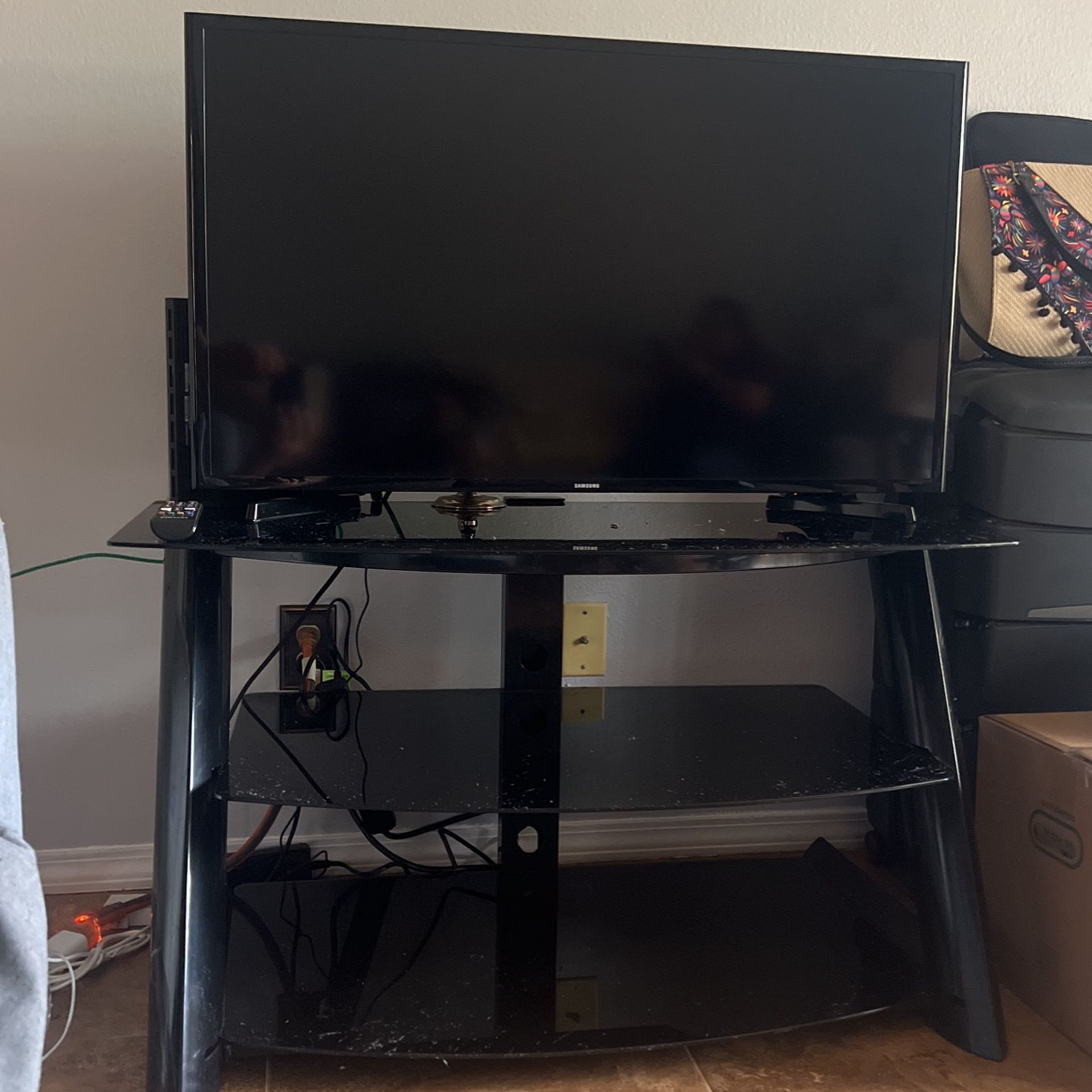 Smart tv 32 Inch And Table