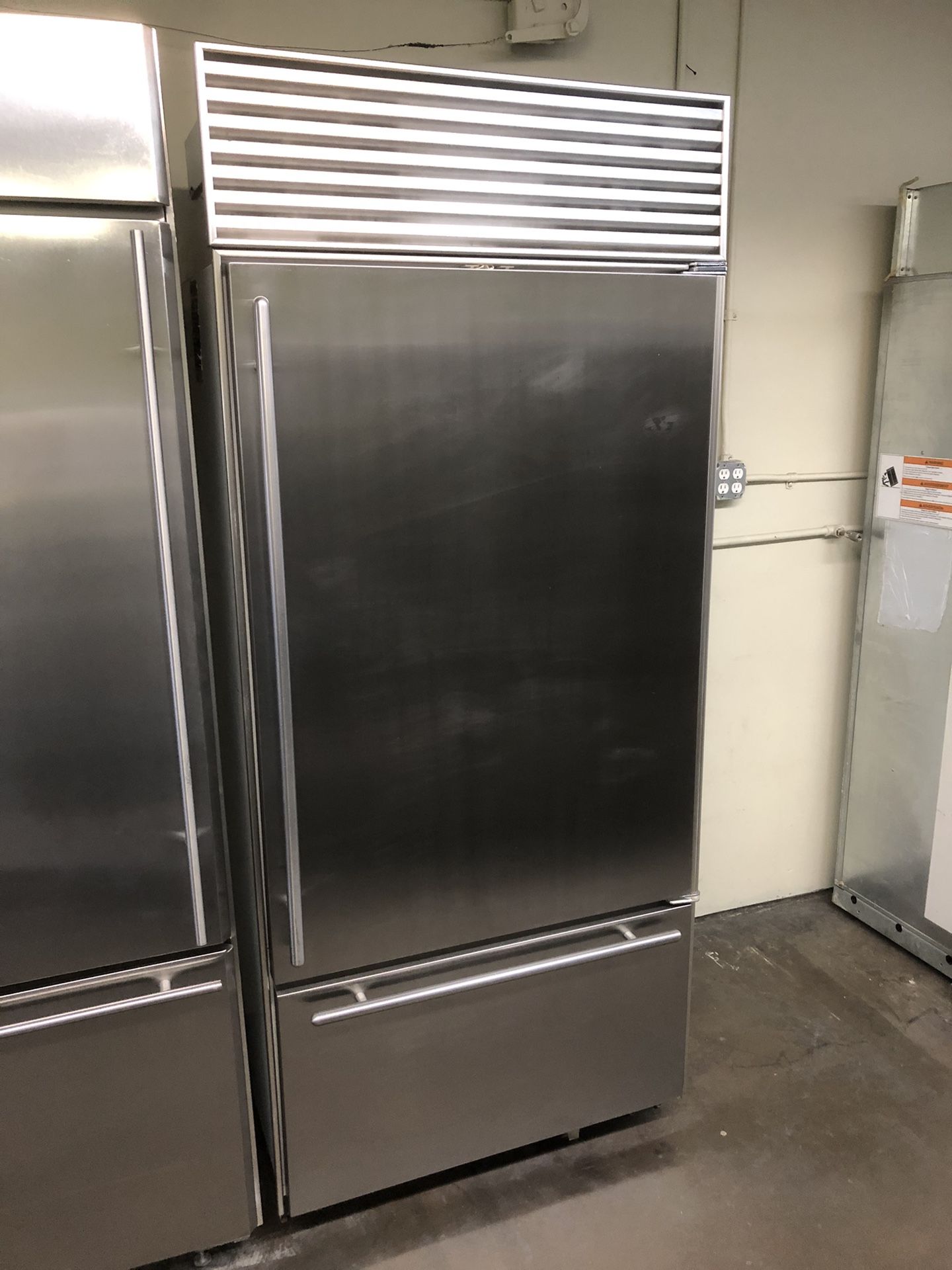 Sub Zero 36” Stainless Steel Built In Refrigerator Bottom...