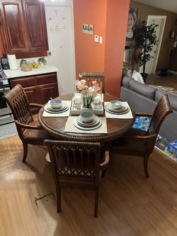 Round Table And 4 Chairs