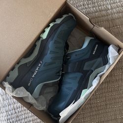 Salomon women Size 6