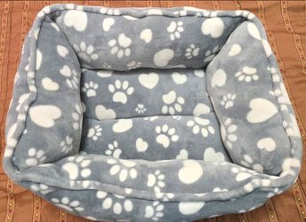 Fringe Studio Paw  Charcoal Medium Hearts Microplush
Pet Bed - Poly Filled - Machine Washable.