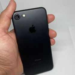 IPhone 7 128gb BLACK(UNLOCKED) 