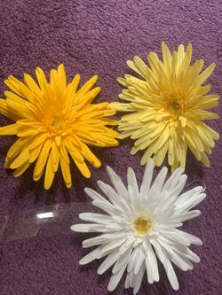 Daisy flowers with hook on the back