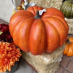 Large Beautiful Realistic Pumpkin! w/ tags