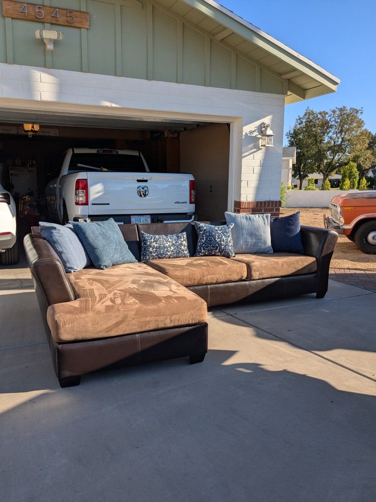 Sectional - Couch - Sofa - FREE DELIVERY!!