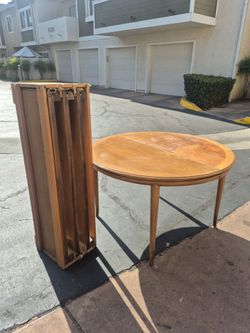 Mid century table with three leafs
