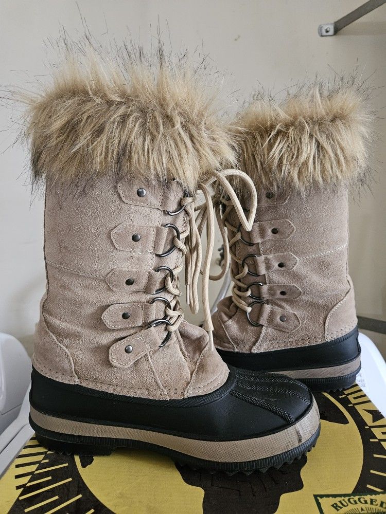 Women's Winter Boots. Size 7. $25