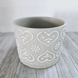 4"×5" Ceramic Beige Flower Garden Planter Flower Pot with White Etched Designs. Home Decor. Pre-owned in excellent condition. No chips or cracks. 

Ma