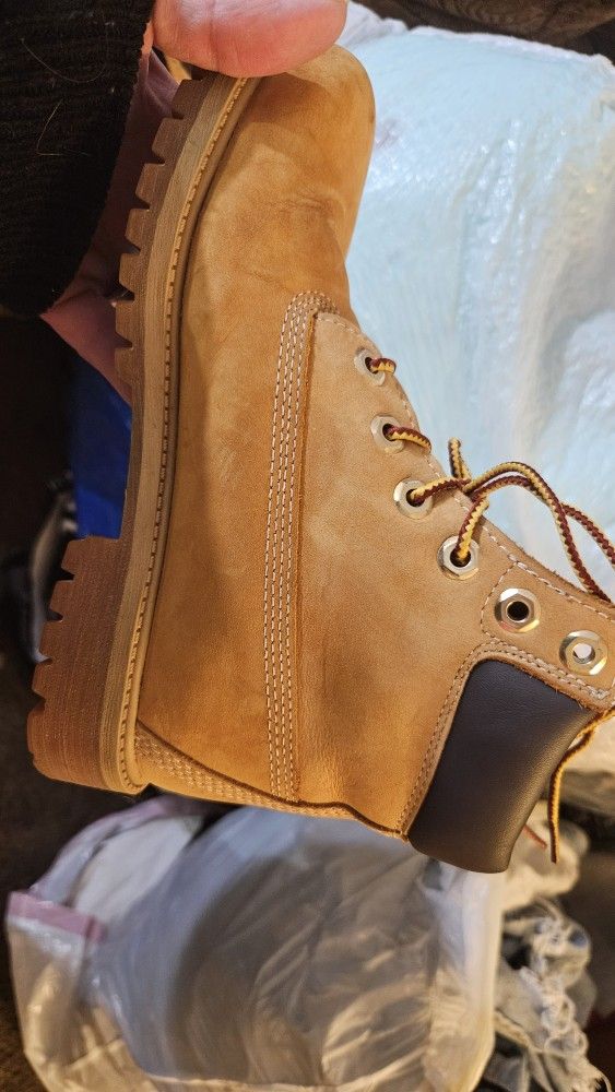 Timberland Premium 6 Inch Waterproof Boots Color Wheat Nubuck Size 4 Juniors.