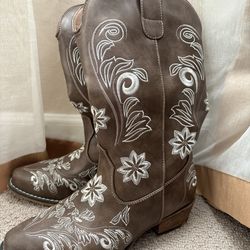 Womens Boots Design Size 7