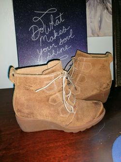 Women's sorels boots size 6