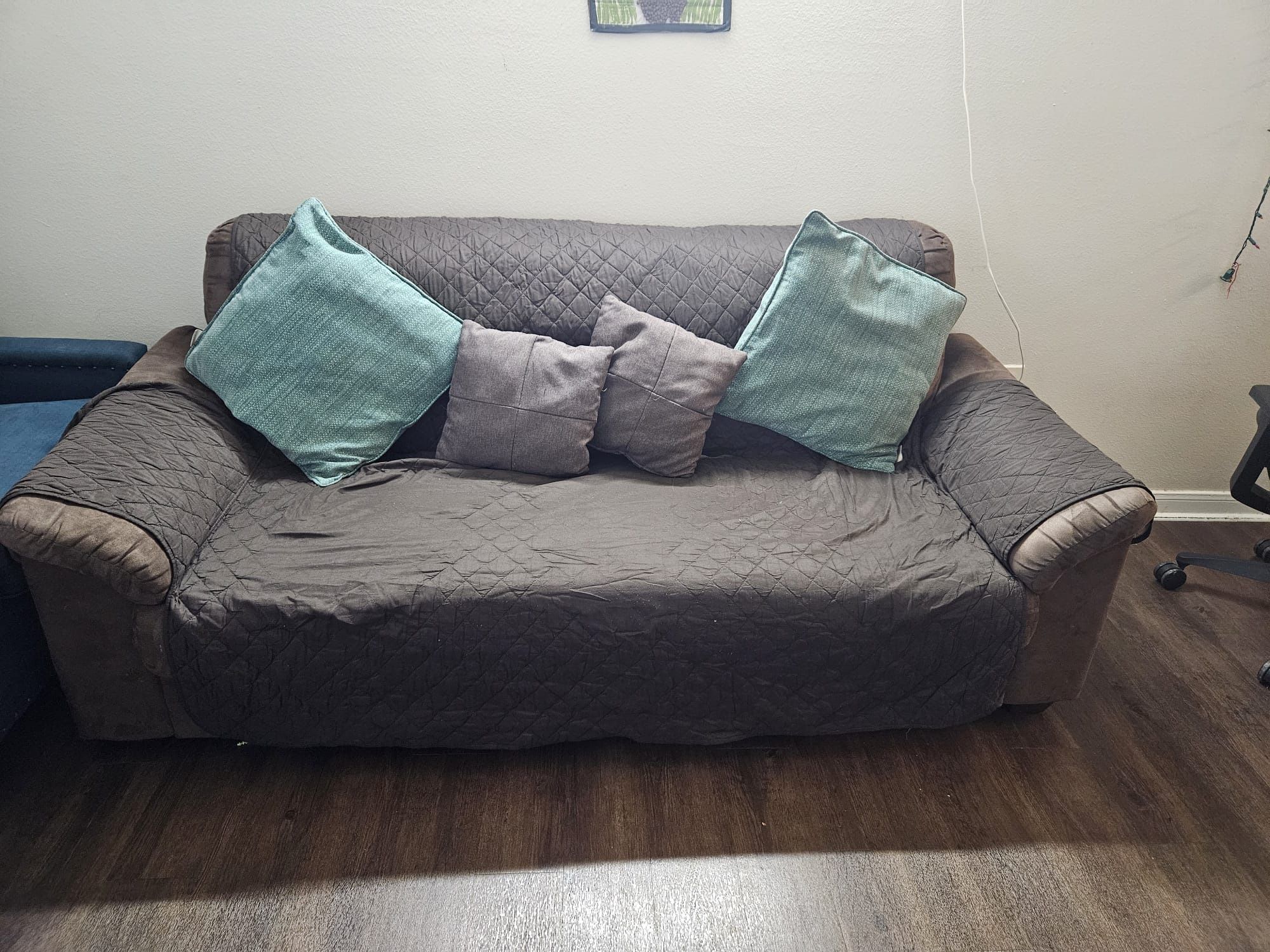 Couch With 4 Pillow