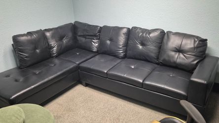 BRAND NEW SECTIONAL COUCH WITH OTTOMAN INCLUDED