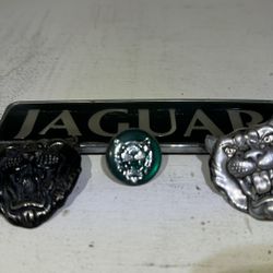 🐆 Vintage Jaguar Emblem Lot – 4 Pieces – Rare OEM/Metal Badges 🐆