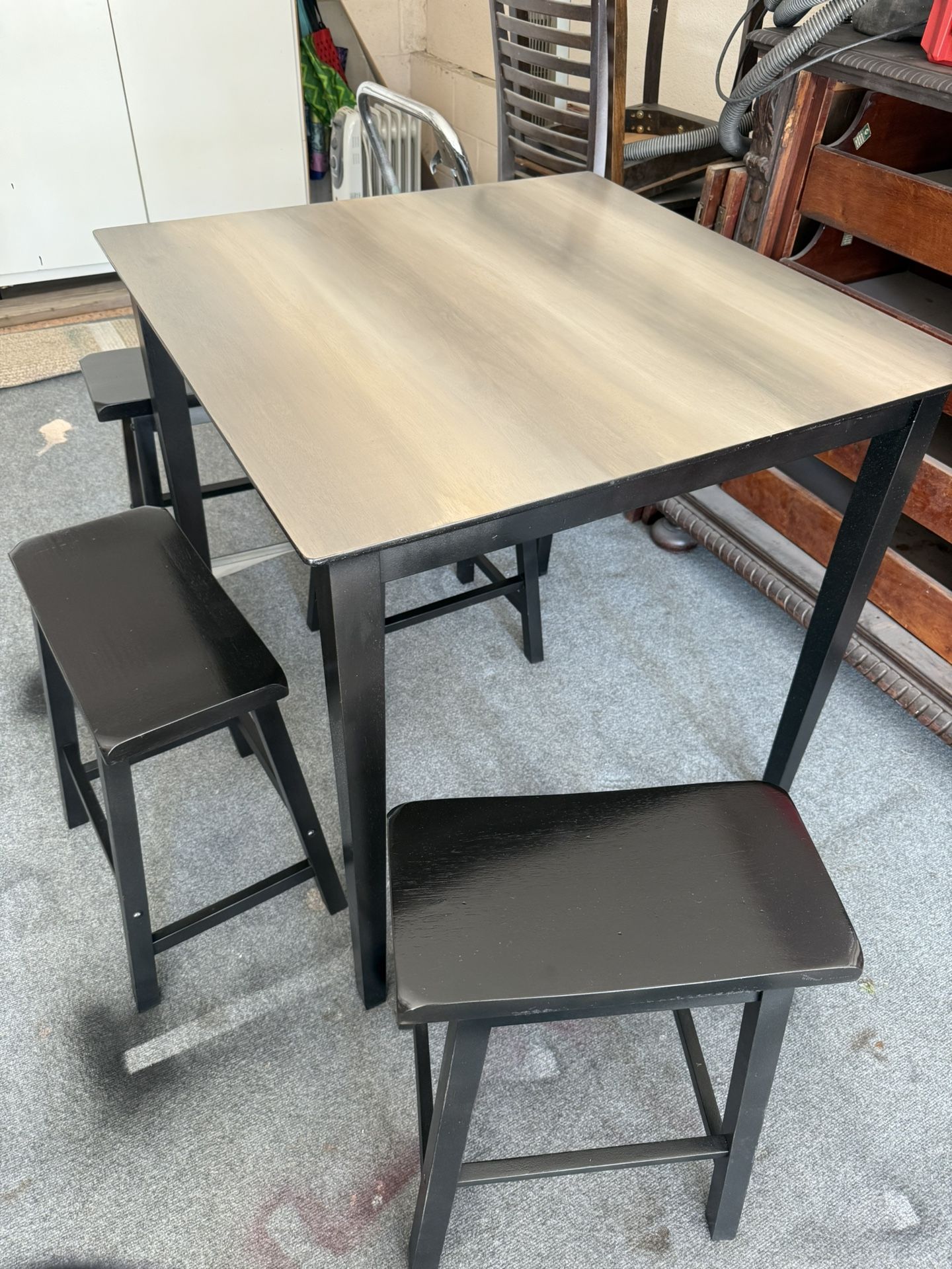 Table, 4 Stools. NICE !! $400 OBO