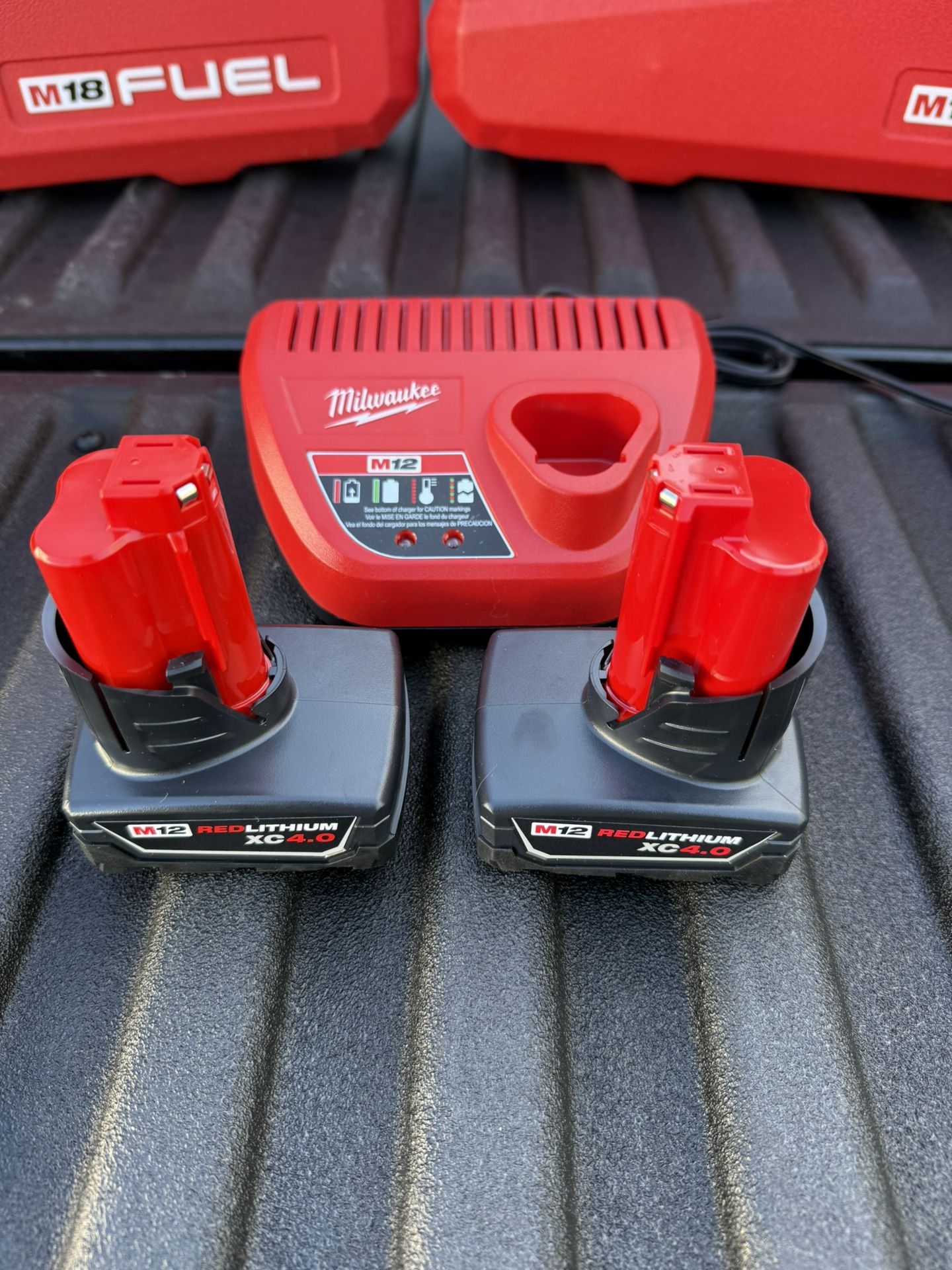 Batería Milwaukee M12 de 4.0Ah – Nueva Compatible con todas las herramientas M12. Potente, ligera y confiable.